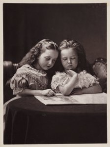 Maud en Ethel May Robinson, c door Frederick (attr. to) Barnard
