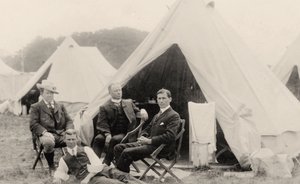 Mannen ontspannen buiten hun tent c.1908