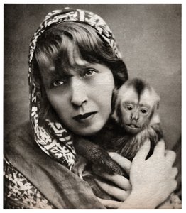 Mistinguett met een klein aapje