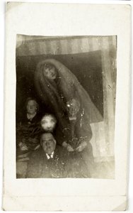 Paranormaal fenomeen: portret van drie oude mensen, de geest van een vrouw die achter hen verschijnt, circa 1920 door Frederick (attr. to) Barnard