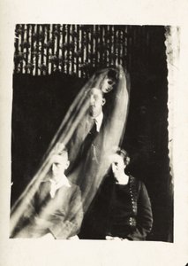 Paranormaal fenomeen: portret van een vrouw en twee mannen, en de geest van een vrouw die achter hen verschijnt, circa 1920 door Frederick (attr. to) Barnard
