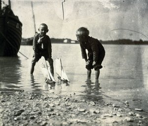 Strandscène, portret van twee jongens, circa 1900-1905 door Frederick (attr. to) Barnard
