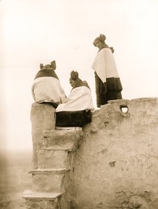 Drie Hopi-vrouwen bovenaan adobe-trappen, New Mexico 1906 (foto)