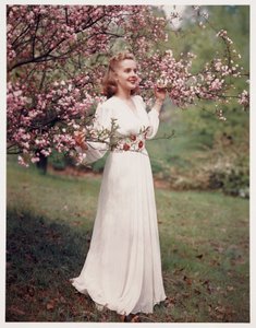 Vrouw die een jurk modelleert bij bloesem, ca. 1940s door Frederick (attr. to) Barnard