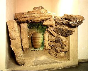 Reconstructie van een Etruskische tombe met een urn door after Etruscan