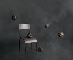 Drijvende rieten ballen en stoel
