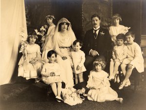 Groepsfoto van Lady Dorothy Cavendish en Harold Macmillan op hun trouwdag