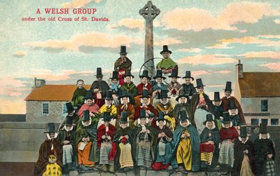 Welsh Groep, Oude Kruis, St Davids door (after) English photographer