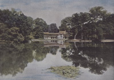 Le Petit Trianon, Uitzicht op de Hameau en het Meer door (after) French Photographer