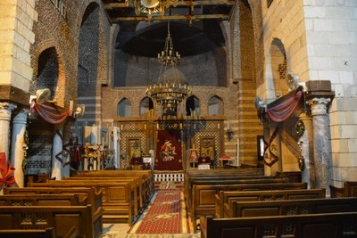 Het interieur van de Sint-Mercuriuskerk in Abu Sefein in Oud-Caïro, een historische Koptisch-orthodoxe kerk met iconen en een houten iconostase. door Albert Mansour