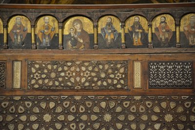 Het interieur van de Sint-Mercuriuskerk in Abu Sefein in Oud-Caïro, houten iconostase door Albert Mansour