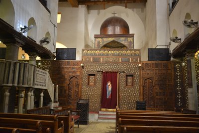 Interieur van de Abo Serga-kerk in Oud-Caïro, een historische Koptisch-orthodoxe kerk met iconen en een houten iconostase door Albert Mansour