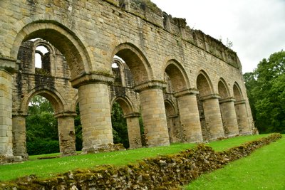 Buildwas Abbey, een middeleeuws cisterciënzerklooster in Shropshire, Engeland. door Albert Mansour