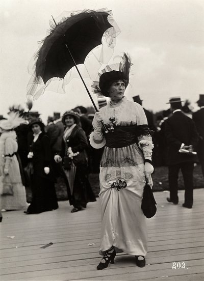 Mode bij de races: een vrouwelijke toeschouwer bij de Journée des drags, Auteuil, Frankrijk door A. Calavas
