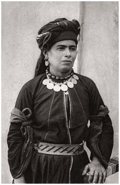 Koerdische dame in haar beste kostuum, Irak, 1925 door A. Kerim