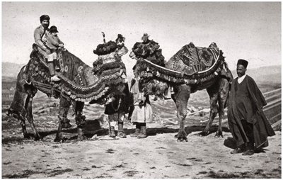 Pelgrims met hun kamelen op weg naar Karbala, Irak, 1925 door A. Kerim
