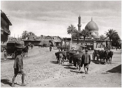 Uitzicht op een straat vanaf de Noordpoort, Bagdad, Irak door A. Kerim