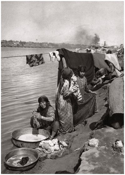 Wasvrouwen aan de oevers van de Tigris, Bagdad, Irak, 1925 door A. Kerim