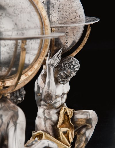 Twee uitzonderlijke aardse en hemelse globes, ondersteund door Hercules en Atlas, Augsburg door Abraham Drentwett