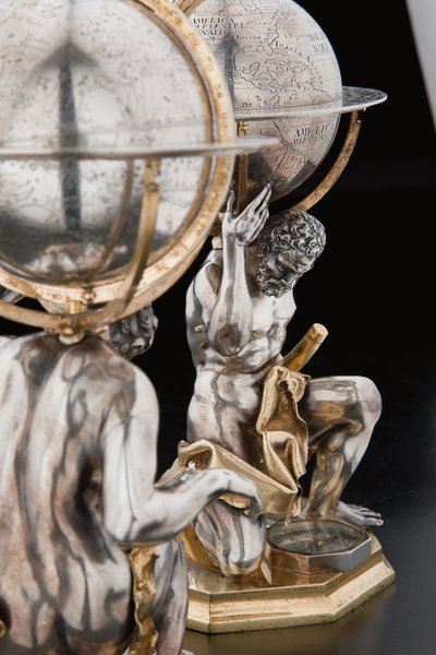Twee uitzonderlijke aard- en hemelglobes, ondersteund door Hercules en Atlas, Augsburg door Abraham Drentwett