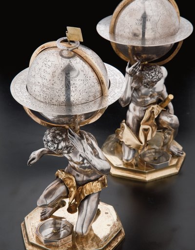 Twee uitzonderlijke aard- en hemelglobes, ondersteund door Hercules en Atlas, Augsburg door Abraham Drentwett