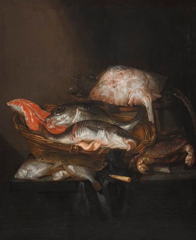 Nederlands: Visstilleven Stilleven met een rog op een ton, een zalmmoot, een snoekbaars en een koolvis in een mand, met bot, een mes en een krab op een gedrapeerde tafel door Abraham van Beijeren