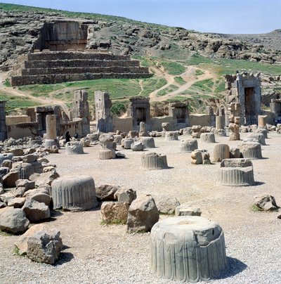 Zaal met Honderd Zuilen met het graf van ofwel Artaxerxes II of Artaxerxes III op de achtergrond door Achaemenid