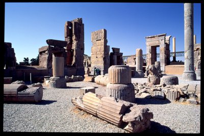Uitzicht op de westelijke ingang van de Zaal van Honderd Zuilen door Achaemenid
