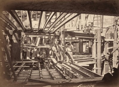 Arbeiders aan de balken van het Auditorium, Nieuwe Parijse Opera,c. 1867 (foto) door Achille Delmaet