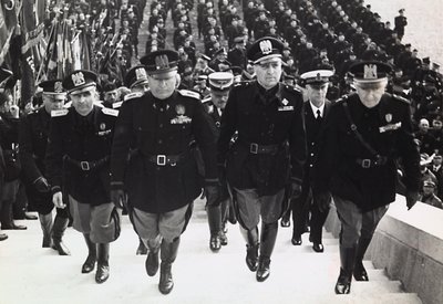 Mussolini bij een militaire parade door Achille Villani