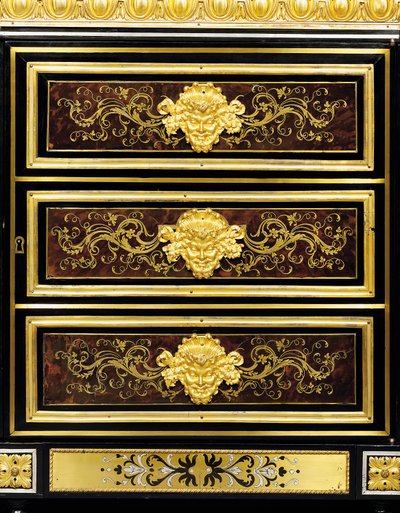 Detail van een Late Louis XVI ormolu-gemonteerde boulle marqueterie zijcabinet door Adam (attr. to) Weisweiler