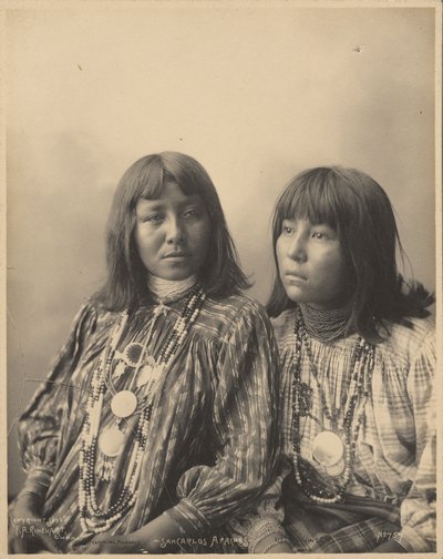Poetsen tegen en kleine schele ogen, San Carlos Apaches door Adolph F. Muhr
