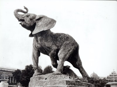 Jonge olifant gevangen in een val (1878) door Emmanuel Fremiet (1824-1910) voor het Trocadero Paleis, gebouwd voor de Wereldtentoonstelling (1878), Parijs, 1888 door Adolphe Giraudon