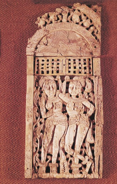 Gesneden Indiase plaquette met twee vrouwelijke figuren onder een torana, uit Begram, Afghanistan, 1e-2e eeuw door Afghan School