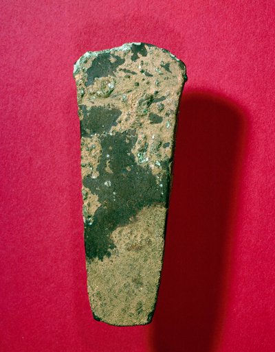 Gallische kunst: koperen bijl uit de Bronstijd, 800 v.Chr. door Age Bronze