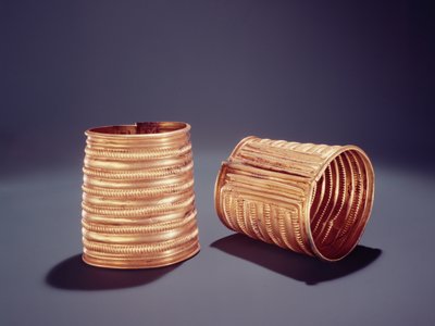 Paar armbanden, uit Derrinboy, County Offaly, Midden Bronstijd door Age Bronze