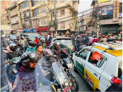 Verkeer in Kathmandu door Agnes Girardon