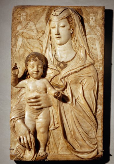 Maagd en kind tussen twee engelen Marmer. Rot. 5 ... door Agostino di Duccio