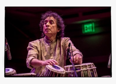 Zakir Hussain in het Schermerhorn Symphony Center, Nashville, 2018 (foto) door Alan Messer