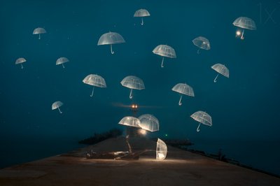 De nacht van de zwevende paraplu’s door Alexandar Lazarov