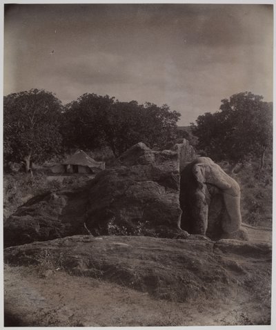 Beeldhouwwerk van een olifant bovenop een rots met Asoka-inscripties, Dhauli, Puri District door Alexander Caddy