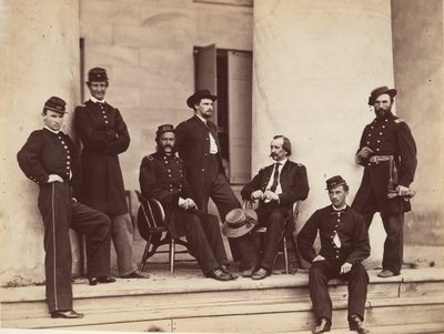 Brigadegeneraal Gustavus A. DeRussy en staf op de trappen van Arlington House, Arlington..., mei 1864 door Alexander Gardner