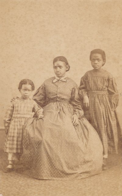Carte-de-visite van een jonge vrouw en twee kinderen, 1864-1866 door Alexander Gardner