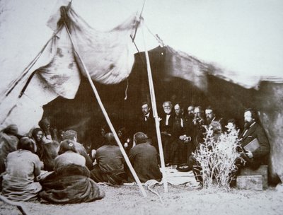 Generaal William T. Sherman (1820-91) presideert bij het Verdrag van Fort Laramie met Chief Red Cloud, april 1868 door Alexander Gardner