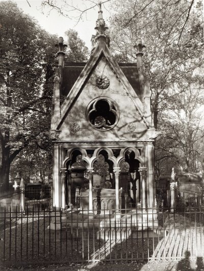 Het graf van Abelard en Heloise, gebouwd in 1817 door Alexandre Marie Lenoir
