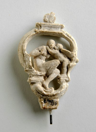Maquette voor een Sleutelboog met een Cupido die een Zittend Meisje Fluistert: drie schetsen voor de Centrale Groep door Alfred Gilbert
