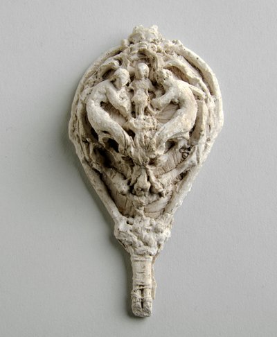 Maquette voor een Hanger met Twee Figuren boven een Kind door Alfred Gilbert