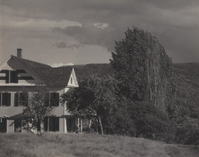 Huis en populieren, Lake George door Alfred Stieglitz