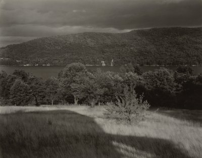 Lake George vanaf de heuvel door Alfred Stieglitz