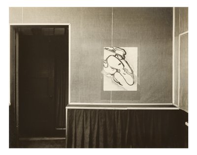 Hoofdkamer - Muur, naast deur, links door Alfred Stieglitz
